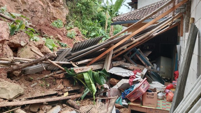 Rumah ambruk akibat longsor di Pangandaran.