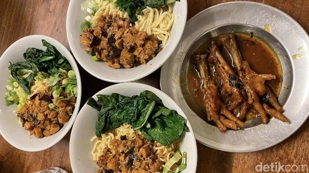 Salah satu menu Bakso Mie Lodaya yang tak kalah lezat, Mie Ayam dan Semur Ceker.