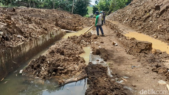 Saluran irigasi di Soppeng tertimbun longsor.