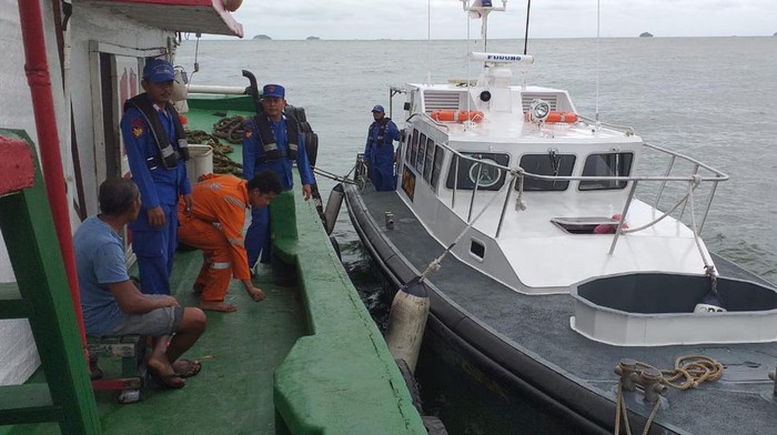 Satpolairud Polres Karimun tengah meminta keterangan Nahkoda dan ABK Kapal KM Bintang 88 di dekat lokasi korban terjatuh ke laut.(Dok Satpolairud Polres Karimun)