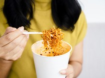 Bahaya Konsumsi Mie Instan, 5 Korban Dirawat di RS hingga Meninggal