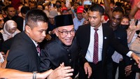 Anwar nampak menebar senyum semringah. Beberapa kali wajah ceria itu tertangkap kamera. Afif Abd Halim/NurPhoto/Getty Images  