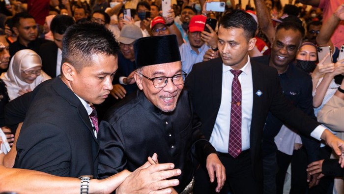 Semringah Anwar Ibrahim yang Kini Jadi PM Malaysia Malaysia's new Prime Minister, Anwar Ibrahim, greets his supporters during his arrival at his first press conference on November 24, 2022, in Kajang, Malaysia. He was named as prime minister by Malaysia's king after days of political deadlock resulting from an inconclusive election. (Photo by Afif Abd Halim/NurPhoto via Getty Images)