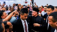 Dibutuhkan waktu lebih dari dua dekade bagi Anwar untuk bisa menjabat PM Malaysia. Anwar ditunjuk oleh Raja Malaysia menjadi PM baru setelah kebuntuan politik mendera negara itu berhari-hari setelah pemilu yang berujung parlemen gantung, di mana tidak ada partai yang meraup suara mayoritas. Faris Hadziq/SOPA Images/Getty Images  