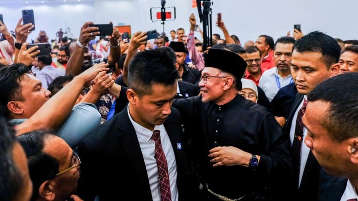 Semringah Anwar Ibrahim yang Kini Jadi PM Malaysia KAJANG, SELANGOR, MALAYSIA - 2022/11/24: Anwar Ibrahim greets people while leaving a press conference. Anwar Ibrahim has been appointed as the 10th Malaysian Prime Minister by Yang di-Pertuan Agong Al-Sultan Abdullah Riayatuddin Al-Mustafa Billah Shah. Anwar Ibrahim waited for 24 years to be the Prime Minister. Hundreds of Malaysian and media gathered at Sungai Long Golf and Country Club to witness the historical moment. (Photo by Faris Hadziq/SOPA Images/LightRocket via Getty Images)