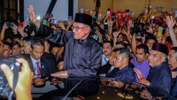 Pelantikan Anwar Ibrahim sebagai Perdana Menteri Malaysia disambut meriah pendukungnya. Para pendukung mengaku sempat merinding saat menyaksikan pelantikan di Istana Negara pada Kamis (24/11) waktu setempat. Faris Hadziq/SOPA Images/Getty Images  