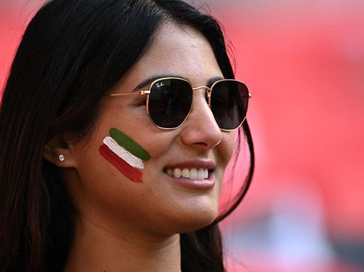Fans Iran: Lirikan Matamu Menarik Hati, Oh Senyumanmu Manis Sekali