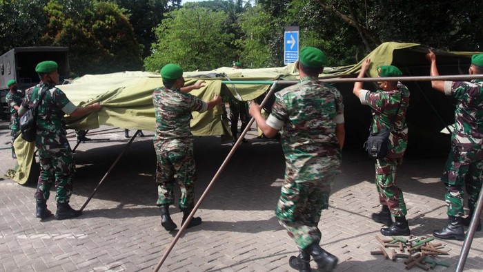 Simulasi penanganan bencana gempa bumi dan kebakaran digelar di RS Siloam, Tangerang. Begini momennya.