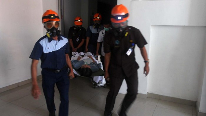Simulasi penanganan bencana gempa bumi dan kebakaran digelar di RS Siloam, Tangerang. Begini momennya.