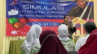 Kepala SMA 77 Jakarta Nestaria Rumahorbo memberikan motivasi kepada siswa-siswi kelas XII yang akan menghadapi seleksi masuk PTN  (Foto: Dokumentasi Komite SMA 77 Jakarta)