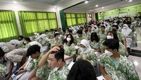 Siswa-siswi kelas XII SMA 77 DKI Jakarta menyimak materi yang dipaparkan oleh Agung Usadi. (Foto: Dokumentasi Komite SMA 77 Jakarta)