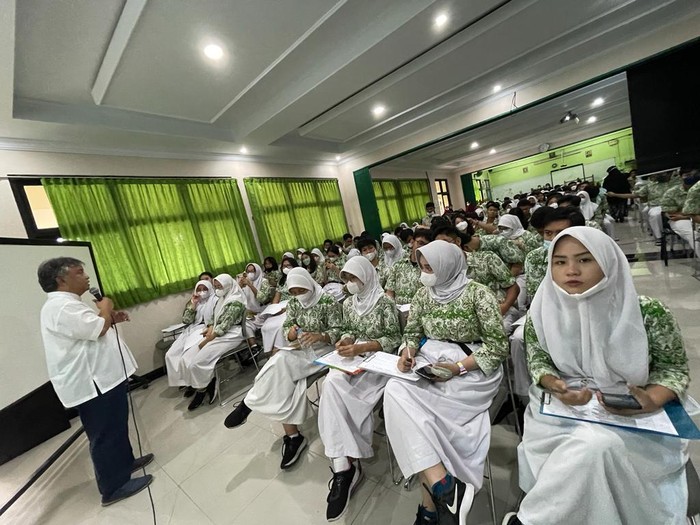 SMA 77 berikan seminar mempersiapkan siswa-siswinya menghadapi seleksi masuk PTN