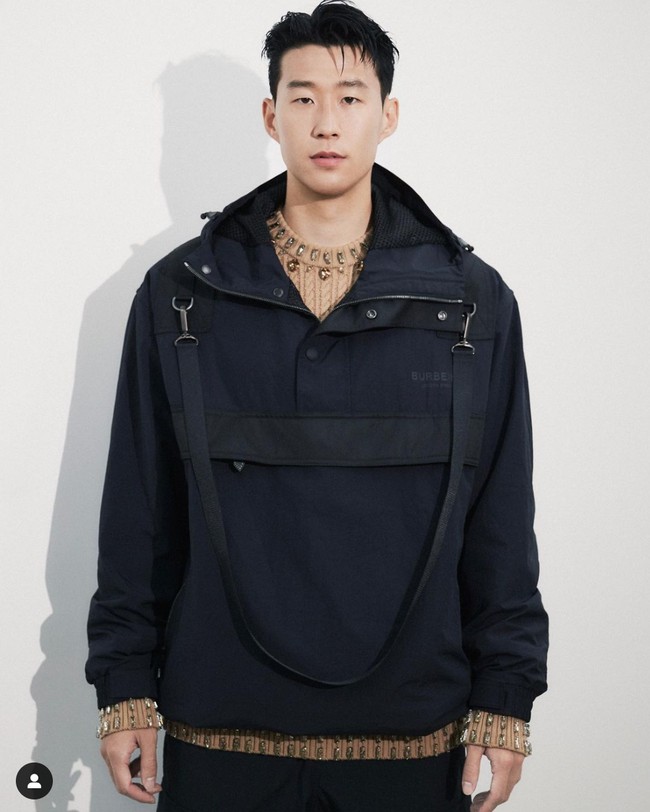 Son Heung Min tampil manglingi dari penampilannya di lapangan memakai jersey merah klub Inggris, Tottenham Hotspur. Foto: dok. Instagram @hm_son7