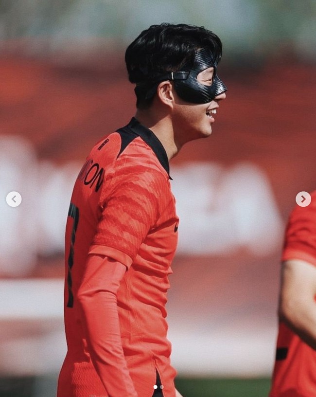 Kapten timnas Korea, Son Heung Min mencuri perhatian netizen Indonesia dengan paras tampannya. Dia viral jadi perbincangan terlebih karena penampilannya memakai topeng hitam saat melawan Uruguay di Piala Dunia 2022, Kamis (24/11/2022). Foto: dok. Instagram @hm_son7