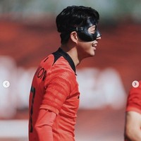 Kapten timnas Korea, Son Heung Min mencuri perhatian netizen Indonesia dengan paras tampannya. Dia viral jadi perbincangan terlebih karena penampilannya memakai topeng hitam saat melawan Uruguay di Piala Dunia 2022, Kamis (24/11/2022). Foto: dok. Instagram @hm_son7