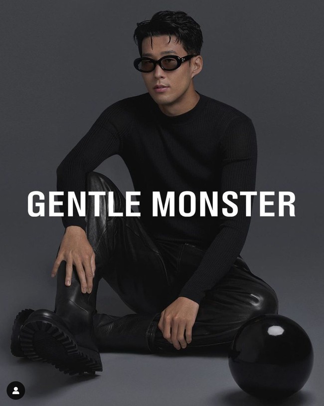 Pesona oppa Korea satu ini mampu memikat non-fans bola sekalipun. Son Heung Min dianggap setampan aktor Korea. Dia pun banjir tawaran iklan dengan sejumlah brand kenamaan seperti GENTLE MONSTER bersama Jennie BLACKPINK. Foto: dok. Instagram @hm_son7