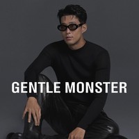 Pesona oppa Korea satu ini mampu memikat non-fans bola sekalipun. Son Heung Min dianggap setampan aktor Korea. Dia pun banjir tawaran iklan dengan sejumlah brand kenamaan seperti GENTLE MONSTER bersama Jennie BLACKPINK. Foto: dok. Instagram @hm_son7