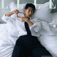 Pria yang akrab dipanggil Sonny itu belum lama menghiasi sampul majalah Elle Korea. Dia membuat hand pose yang biasa dilakukannya saat selebrasi mencetak gol. Foto: dok. Instagram @hm_son7