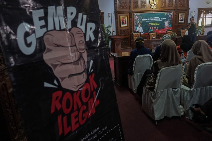 Petugas Bea Cukai memberikan penjelasan mengenai cukai saat Sosialisasi Ketentuan Dibidang Cukai di Kabupaten Batang, Jawa Tengah, Rabu (25/11/2022). Dinas Komunikasi dan Informatika Kabupaten Batang bersama Kantor Pengawasan Dan Pelayanan Bea Dan Cukai Tegal melakukan sosialisasi cukai untuk menekan peredaran cukai rokok ilegal yang bertujuan meningkatkan pendapatan daerah dalam menumbuhkan perekonomian nasional melalui industri tembakau dengan kampanye gempur rokok ilegal. ANTARA FOTO/Harviyan Perdana Putra/YU