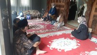 Berdasarkan informasi di lapangan, rencananya jenazah akan dimakamkan usai salat Jumat. Foto: Afzal Nur Iman/detikJateng