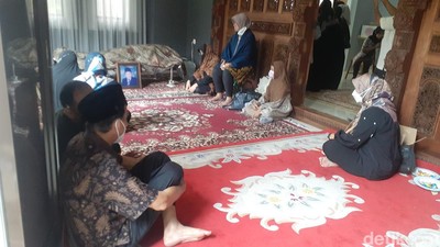 Suasana Duka Rumah Eks Waket DPR Taufik Kurniawan di Semarang