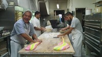 Brian Kito bisa dibilang generasi ketiga yang menjalani toko mochi ini. Sejak remaja Brian sudah menunjukkan keahliannya dalam membuat kue mochi di tahun 1980 sampai sekarang. Foto: Site News/Pool