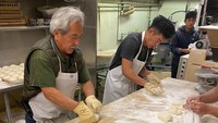 Meski pengunjung Little Tokyo sudah tidak seramai dulu, tapi Brian tetap semangat membuat mochi berkualitas setiap harinya. Dibantu oleh putra dan keluarganya, dapur mochi ini tak pernah sepi. Foto: Site News/Pool