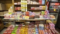 Masuk ke bagian dalam toko, suasana toko kelontong khas Jepang langsung terasa. Fugetsu Do juga menjual berbagai camilan dari Jepang. Foto: Site News/Pool
