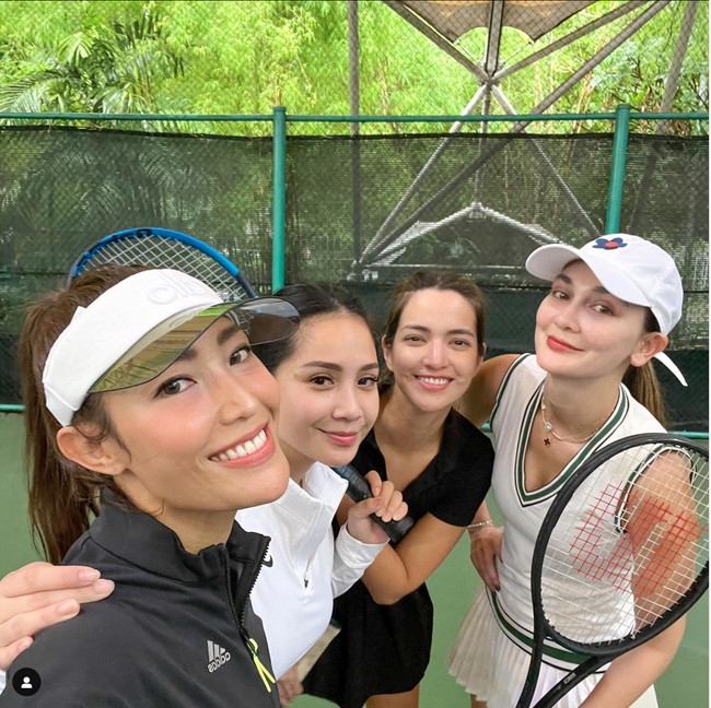 Hampir sama seperti Syahrini, Luna Maya juga sempat terlihat menjajal olahraga yang tengah banyak digandrungi para artis tersebut. Tak sendirian, Luna mencoba olahraga tersebut bersama rekan-rekan artisnya. Foto: Instagram/@mrsayudewi
