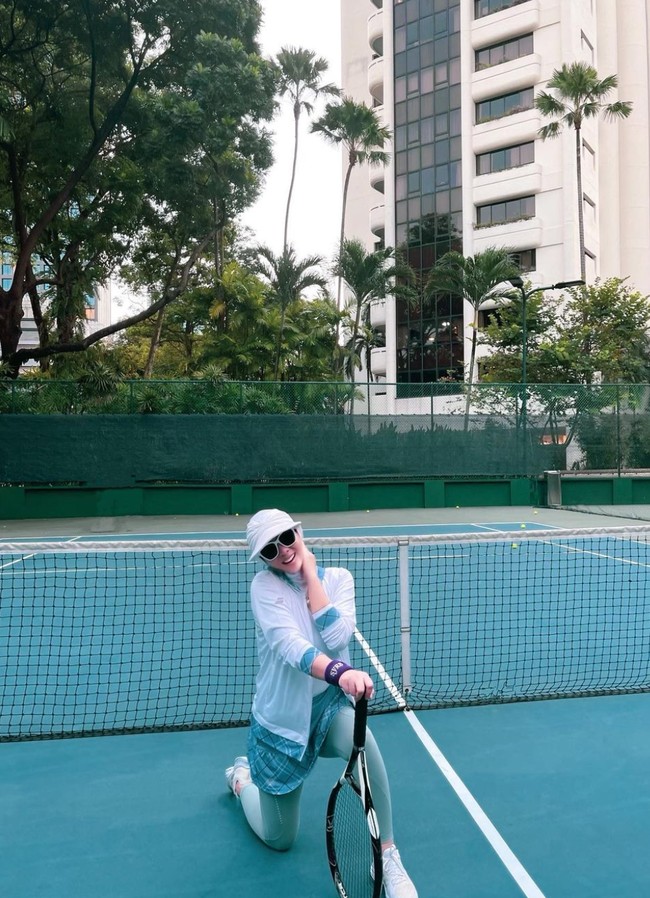 Penampilan Syahrini saat berolahraga tenis pun selalu terlihat stylish. Seperti dalam foto, ia tampak memadukan legging berwarna tosca dengan atasan berwarna putih beraksen tosca. Tak lupa Syahrini melengkapi penampilannya itu dengan topi berwarna putih dan sebuah kaca mata hitam. Foto: Instagram/@princessyahrini
