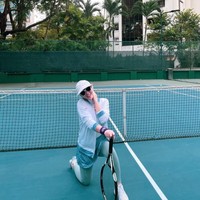 Penampilan Syahrini saat berolahraga tenis pun selalu terlihat stylish. Seperti dalam foto, ia tampak memadukan legging berwarna tosca dengan atasan berwarna putih beraksen tosca. Tak lupa Syahrini melengkapi penampilannya itu dengan topi berwarna putih dan sebuah kaca mata hitam. Foto: Instagram/@princessyahrini