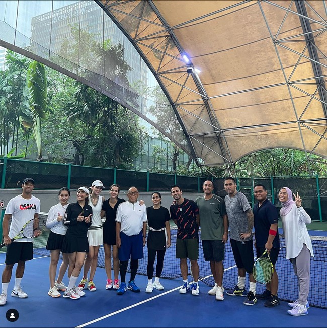 Berbeda dari Syahrini, penampilan Luna Maya justru terlihat lebih simpel. Ketika bermain tenis bersama rekan-rekan artisnya itu Luna tampak hanya mengenakan setelan olahraga tanpa lengan dan rok pendek berwarna putih. Untuk melengkapi penampilannya, Luna juga mengenakan topi berwarna senada. Foto: Instagram/@raffinagita1717