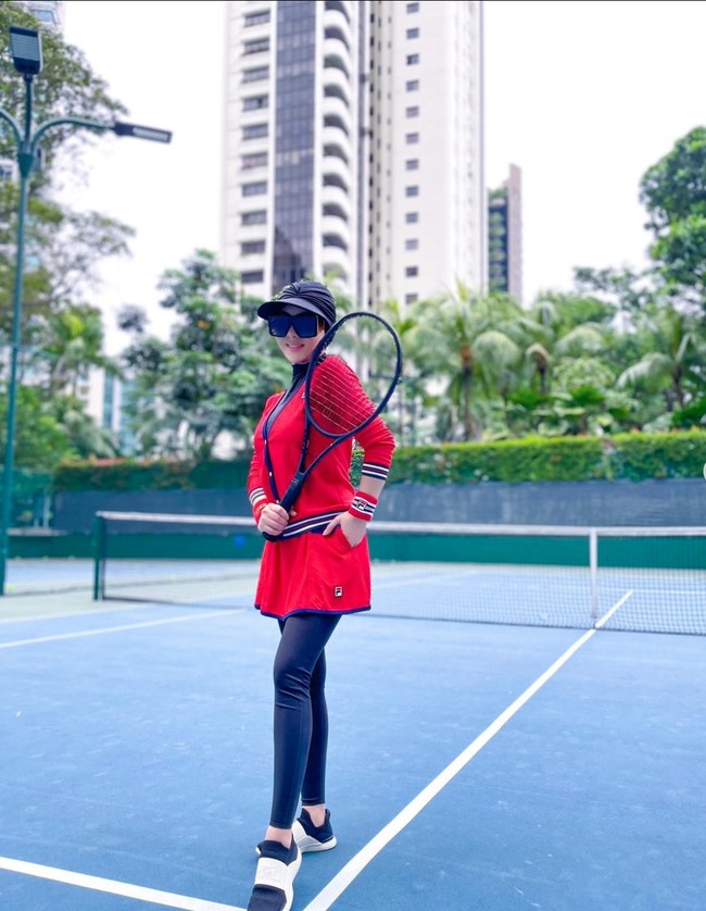 Melalui unggahan-unggahan di akun Instagram terlihat jika istri Reino Barack itu tampaknya sedang giat bermain tenis. Ia sempat mengunggah berbagai macam gayanya saat bermain tenis. Tak hanya mengenakan busana berwarna netral, Syahrini juga tak ragu untuk tampil lebih berani mengenakan warna terang, seperti warna merah yang terlihat dalam foto. Foto: Instagram/@princessyahrini
