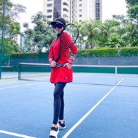 Melalui unggahan-unggahan di akun Instagram terlihat jika istri Reino Barack itu tampaknya sedang giat bermain tenis. Ia sempat mengunggah berbagai macam gayanya saat bermain tenis. Tak hanya mengenakan busana berwarna netral, Syahrini juga tak ragu untuk tampil lebih berani mengenakan warna terang, seperti warna merah yang terlihat dalam foto. Foto: Instagram/@princessyahrini