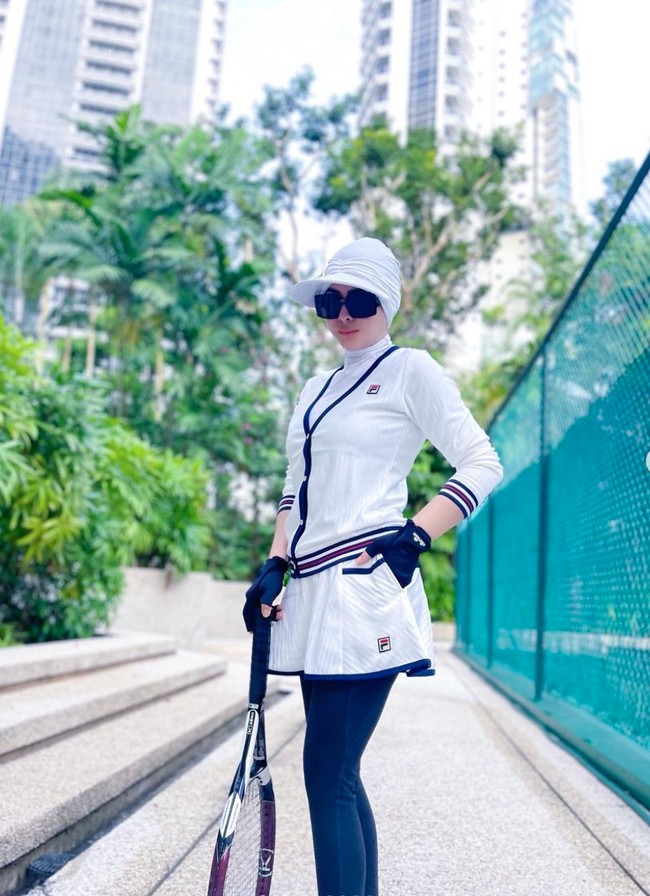 Jika diperhatikan setiap kali memamerkan foto OOTD dirinya saat bermain tenis, Syahrini selalu tak lupa mengenakan kaca mata hitam yang membuat penampilannya jadi makin stylish. Tak hanya itu saja, Syahrini juga terlihat mengenakan sepasang sarung tangan untuk bermain tenis. Foto: Instagram/@princessyahrini