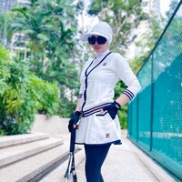 Jika diperhatikan setiap kali memamerkan foto OOTD dirinya saat bermain tenis, Syahrini selalu tak lupa mengenakan kaca mata hitam yang membuat penampilannya jadi makin stylish. Tak hanya itu saja, Syahrini juga terlihat mengenakan sepasang sarung tangan untuk bermain tenis. Foto: Instagram/@princessyahrini