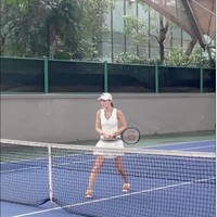 Punya gaya berbeda, begini penampilan Luna Maya saat bermain tenis. Bagaimana menurutmu penampilannya? Foto: Instagram/@mrsayudewi