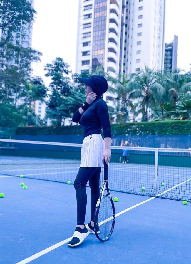 Melalui akun Instagramnya Syahrini tampak sedang menggemari olahraga tenis. Gaya OOTD dirinya saat bermain tenis pun sering dibagikan Syahrini ke akun Instagram pribadinya, seperti dalam foto yang satu ini. Foto: Instagram/@princessyahrini