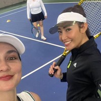 Tak seperti Syahrini, Luna Maya justru jarang membagikan momen dirinya saat bermain tenis. Tampaknya artis 39 tahun itu justru lebih sering bermain golf dibandingkan tenis.  Foto: Instagram/@mrsayudewi