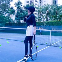 Melalui akun Instagramnya Syahrini tampak sedang menggemari olahraga tenis. Gaya OOTD dirinya saat bermain tenis pun sering dibagikan Syahrini ke akun Instagram pribadinya, seperti dalam foto yang satu ini. Foto: Instagram/@princessyahrini