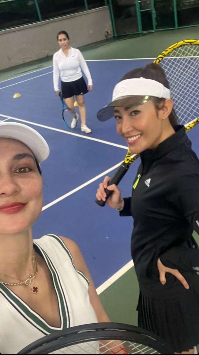 Tak seperti Syahrini, Luna Maya justru jarang membagikan momen dirinya saat bermain tenis. Tampaknya artis 39 tahun itu justru lebih sering bermain golf dibandingkan tenis.  Foto: Instagram/@mrsayudewi