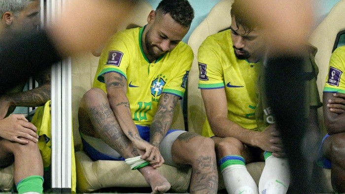 LUSAIL CITY, QATAR - NOVEMBER 24: Neymar Jr of Brazil back on the bench with an injured right ankle during the FIFA World Cup Qatar 2022 Group G match between Brazil and Serbia at Lusail Stadium on November 24, 2022 in Lusail City, Qatar. (Photo by Lionel Hahn/Getty Images)