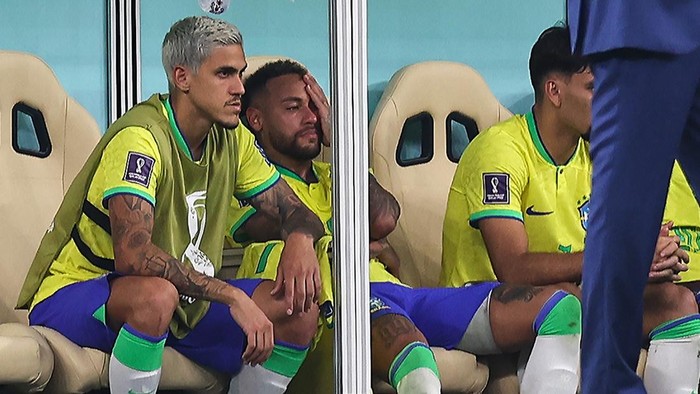 Neymar menangis di bench pemain setelah ditarik keluar pada menit ke-80 digantikan Antony dalam kemenangan Brasil 2-0 atas Serbia di Piala Dunia 2022.