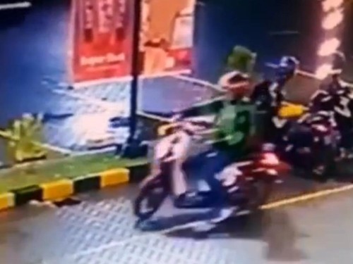 Tangkapan layar video dugaan pencurian sepeda motor di restoran di Kuta, Badung, yang viral di media sosial. Pria berjaket ojek online (ojol) terekam CCTV.