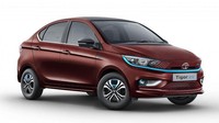 Secara tampilan, Tata Tigor EV baru masih memertahankan desain sebelumnya, yakni berdimensi kompak dengan lekukan di banyak bagian. Sementara untuk memperkuat nuansa elektriknya, pabrikan menambahkan aksen biru muda di cover foglamp, alis gril, rem, dan emblem. Foto: Tata Motors.