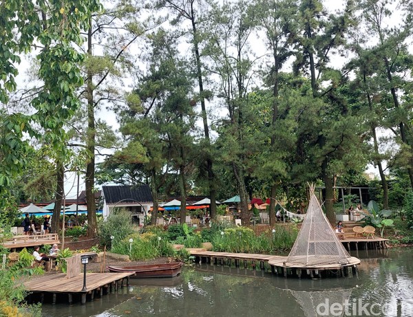 Nama kafe cantik ini adalah Temu Kamu White Forest, lokasinya ada di Jln Witana Harja, Pamulang Barat. Atau sekitar 1,5 km dari Universitas Pamulang.