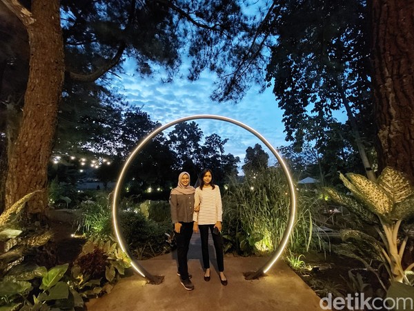 Saat malam tatkala cantik lho. Lampu-lampu keorenan menghiasi gerbang berbentuk lingkaran dan cantik di foto. Saat malam tatkala cantik lho. Lampu-lampu keorenan menghiasi gerbang berbentuk lingkaran dan cantik di foto.