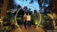 Saat malam tatkala cantik lho. Lampu-lampu keorenan menghiasi gerbang berbentuk lingkaran dan cantik di foto.