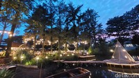 Oh iya, saat malam makin menjelang, kafe terlihat semakin cantik saat lampu-lampu keorenan menghiasi seluruh kawasan.