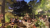 Ternyata tak hanya anak muda yang main di sini. Banyak jua tamu yang membawa anak dan keluarga menikmati waktu di sini. Semakin sore semakin ramai yang datang.